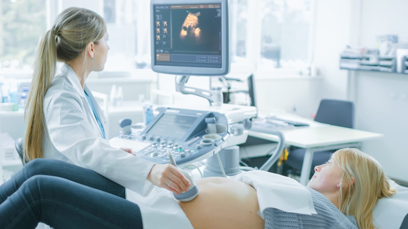 Pregnant woman receiving a 3D/4D Ultrasound